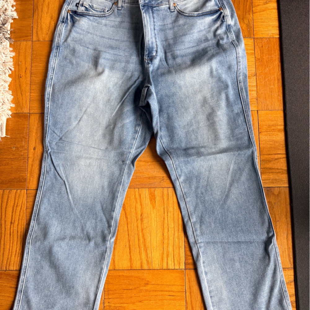 Judy Blue Light Wash Straight Leg Jeans